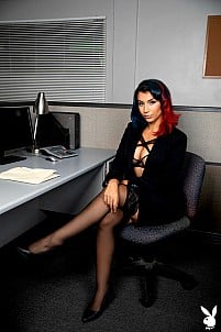Roxie Sinnerが彼女のオフィスの衣装とランジェリーを倒し、Expo