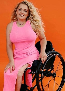 Ali Stroker image 1 of 2