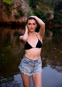 Alyson Stoner image 1 of 4