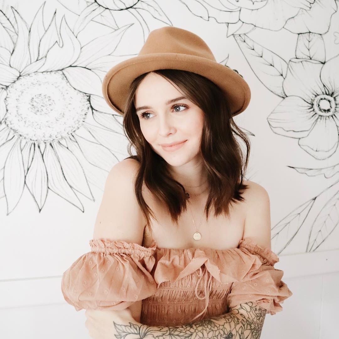 Acacia Brinley Clark - Free pics, galleries & more at Babepedia