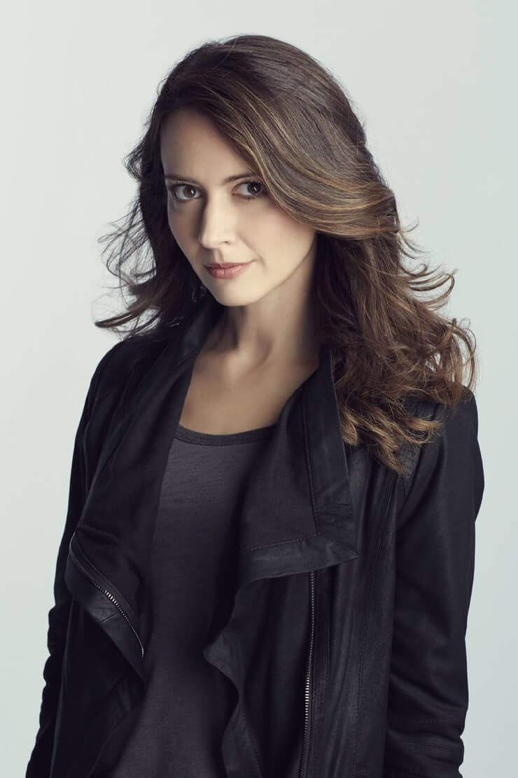 Amy Acker - Free pics, galleries & more at Babepedia