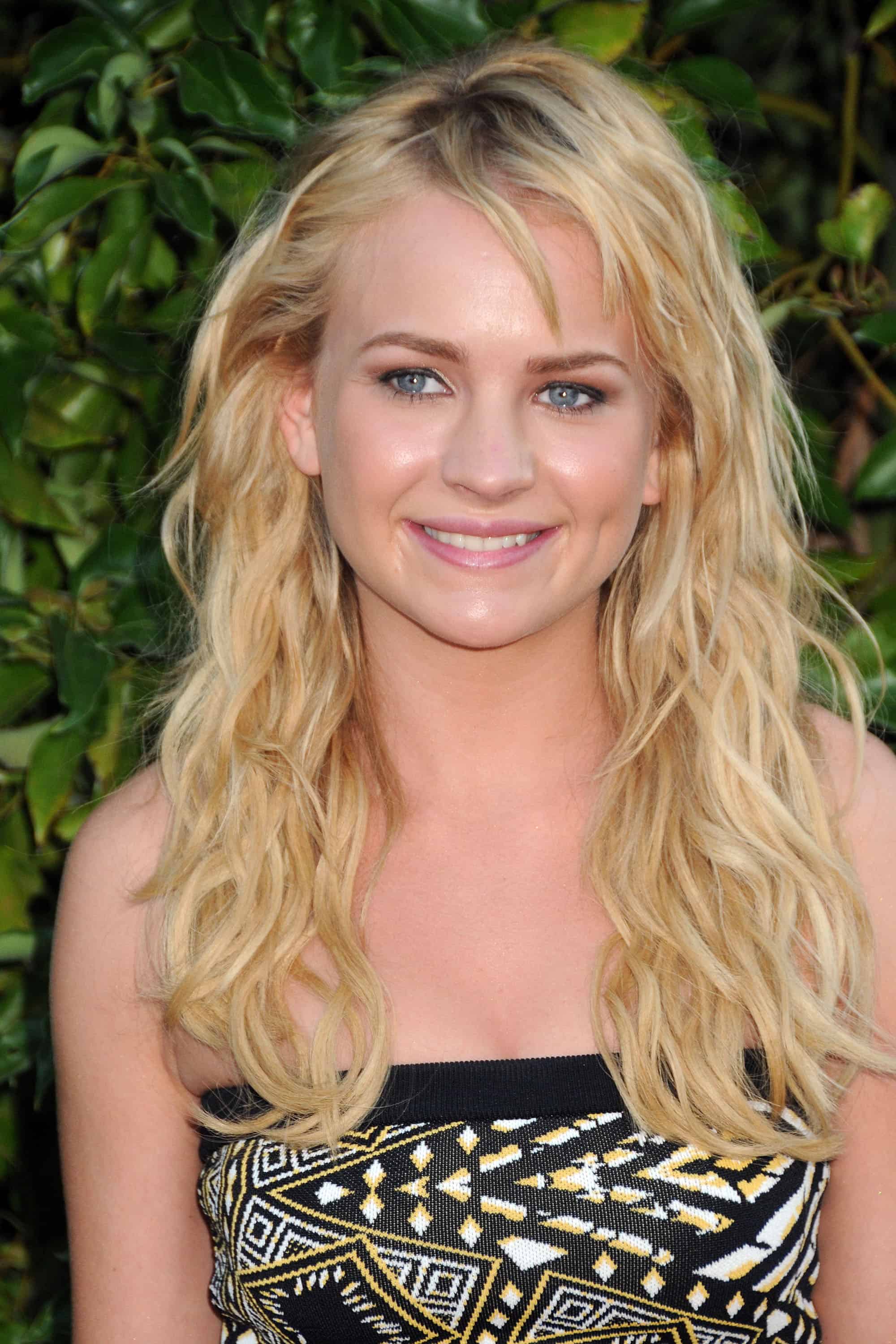 Britt Robertson - Free pics, galleries & more at Babepedia