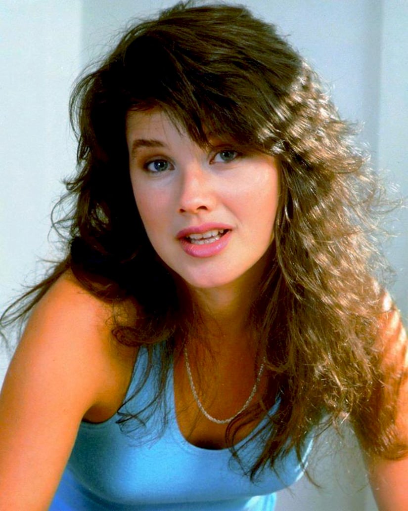 Daphne Zuniga - Free pics, galleries & more at Babepedia