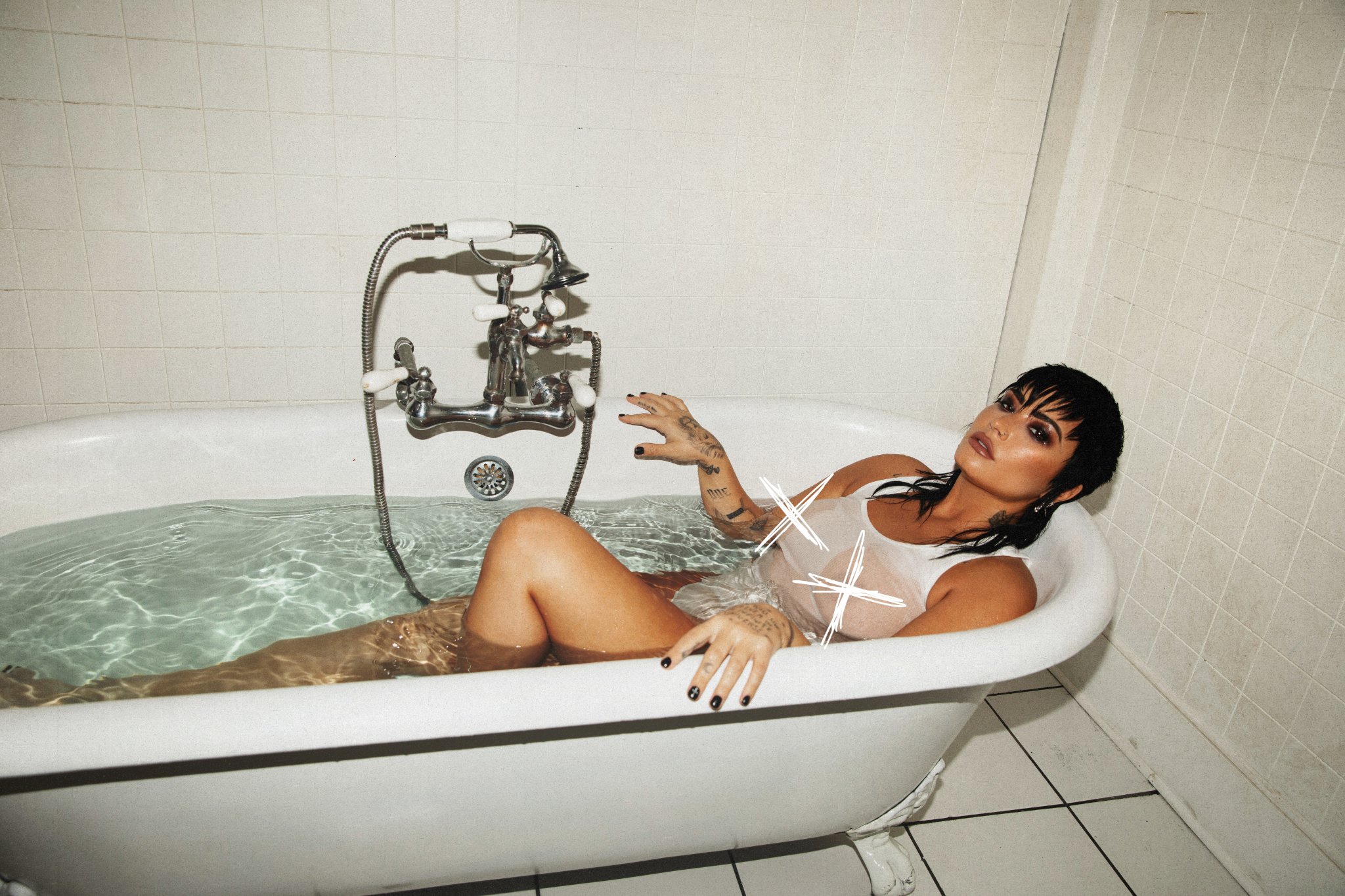 Demi Lovato - Free pics, galleries & more at Babepedia