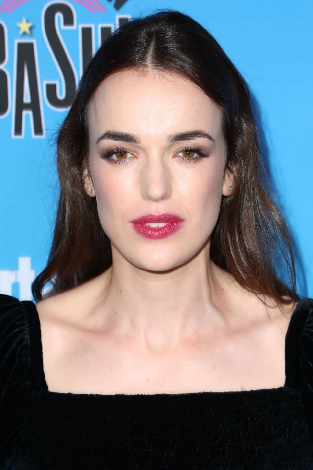 Elizabeth Henstridge - Free pics, galleries & more at Babepedia