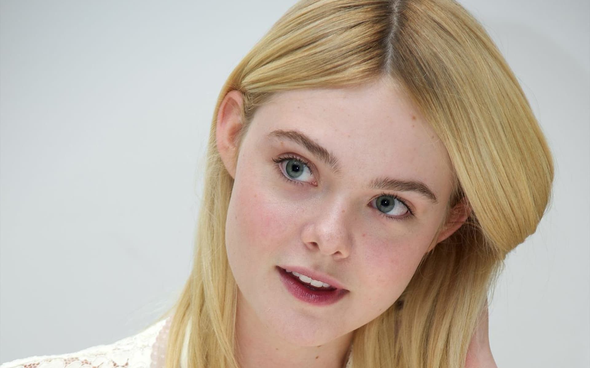 Elle Fanning - Free pics, galleries & more at Babepedia