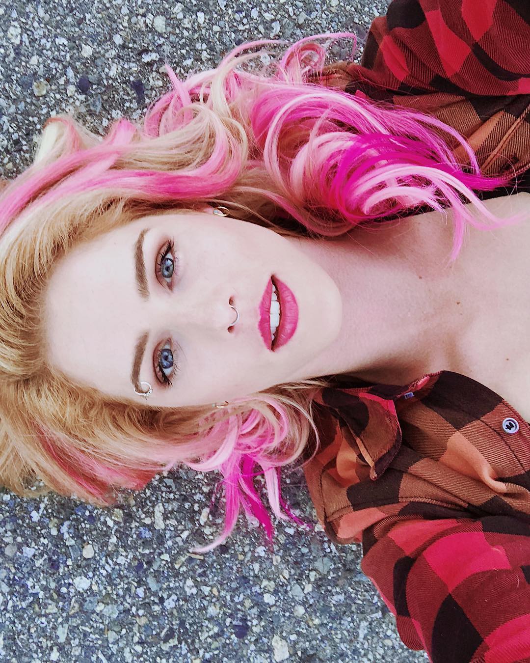 Emily Bett Rickards - Free pics, galleries & more at Babepedia