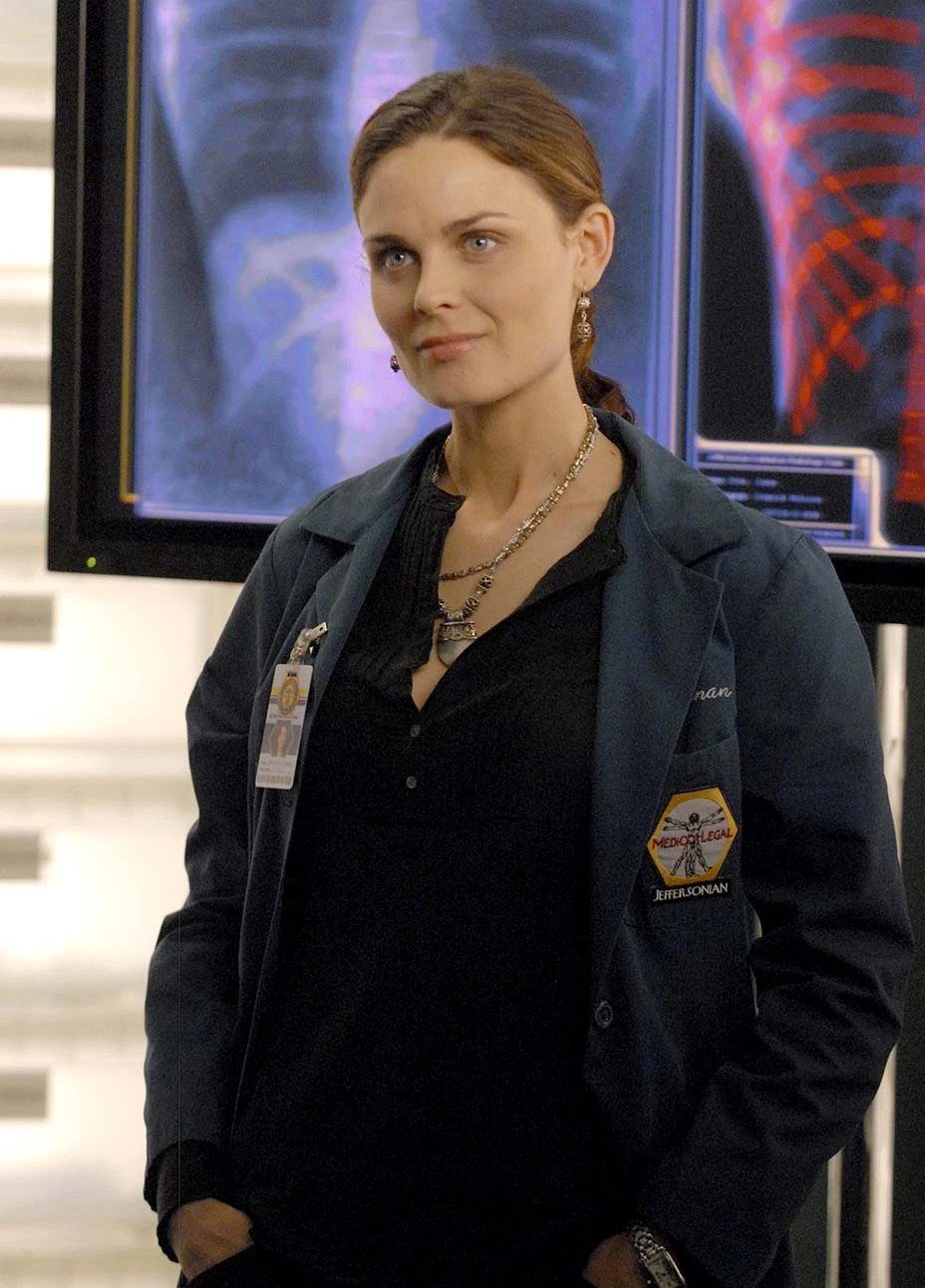 Emily Deschanel - Free pics, galleries & more at Babepedia