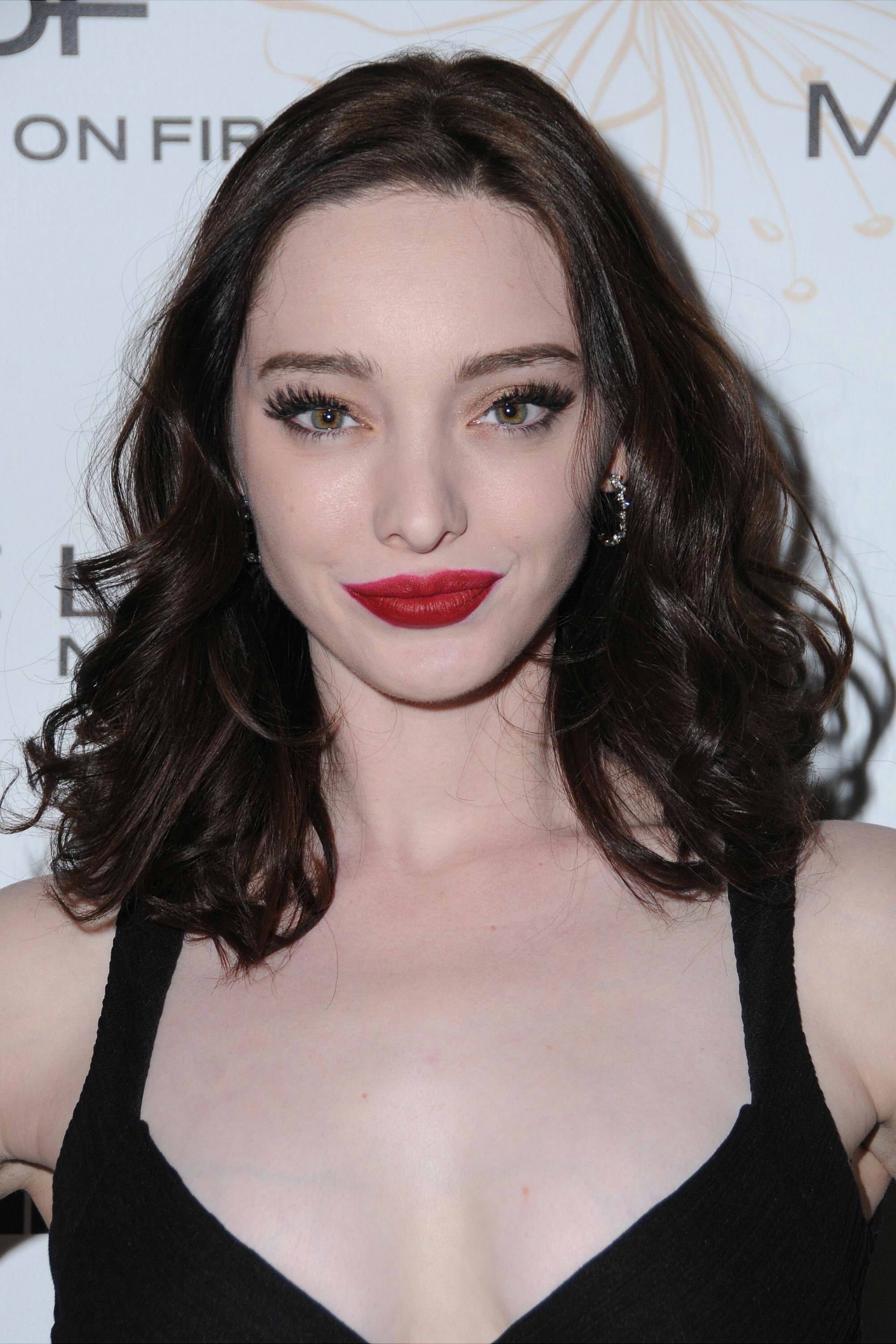 Emma Dumont - Free pics, galleries & more at Babepedia