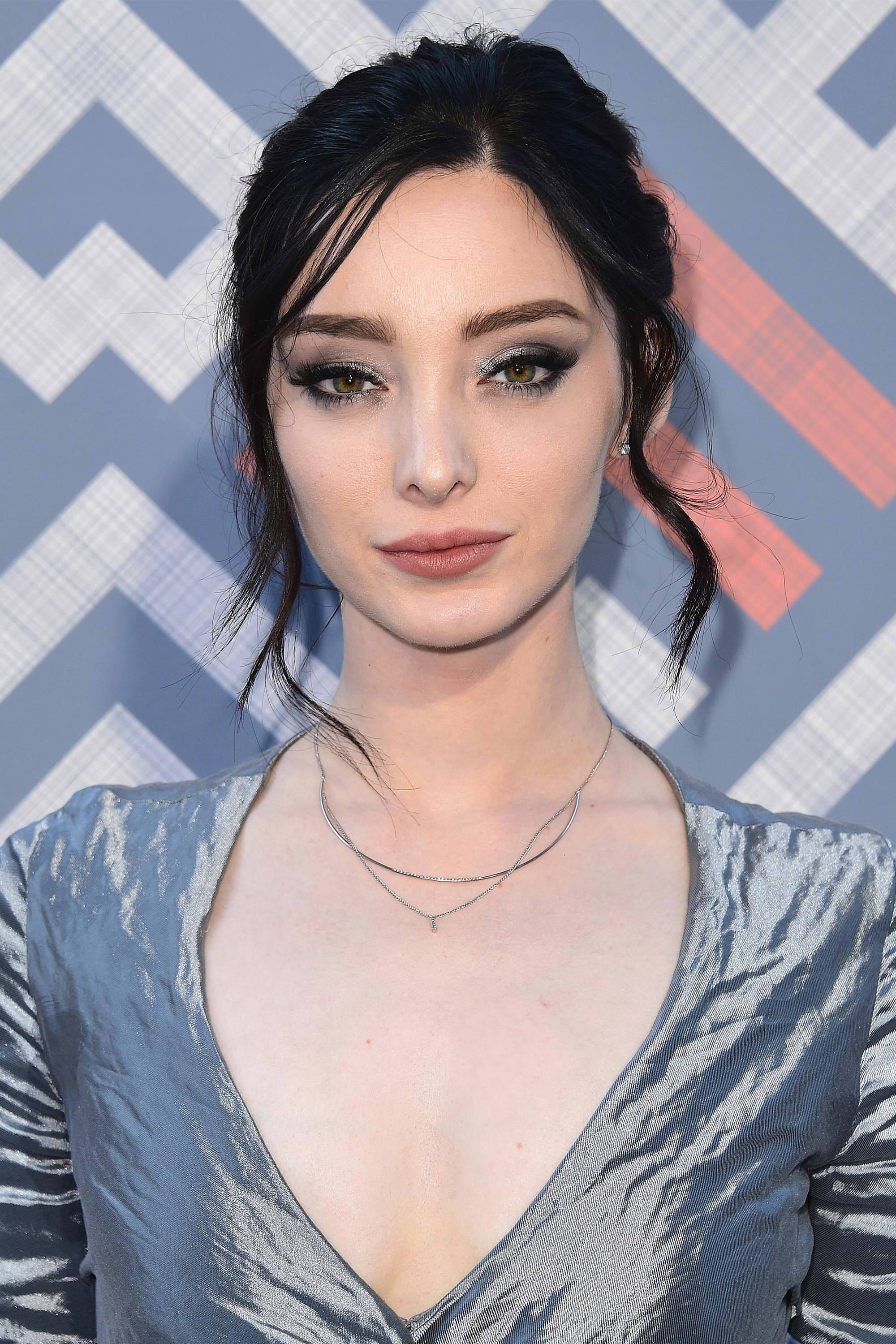 Emma Dumont - Free pics, galleries & more at Babepedia