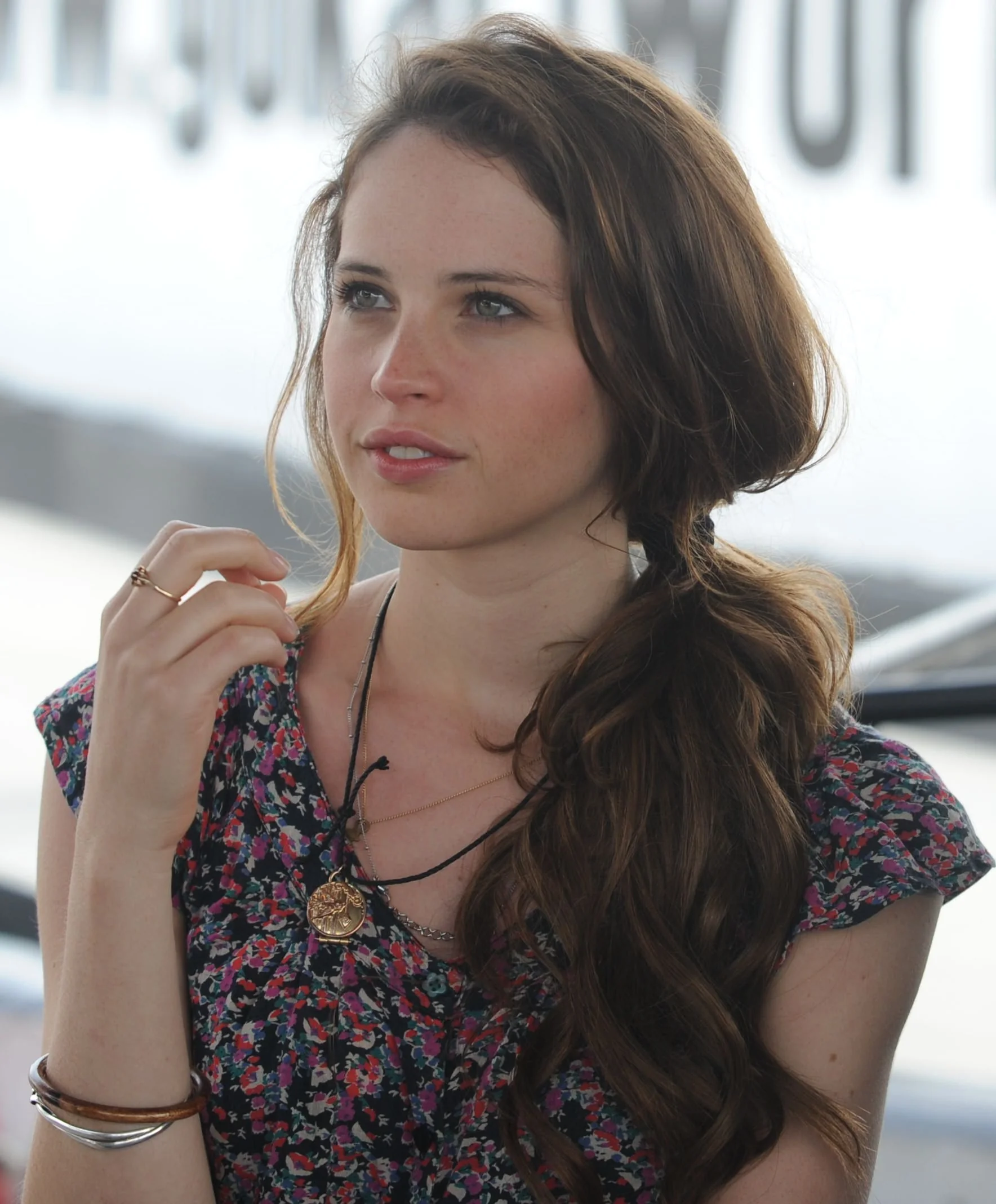 Felicity Jones - Free pics, galleries & more at Babepedia