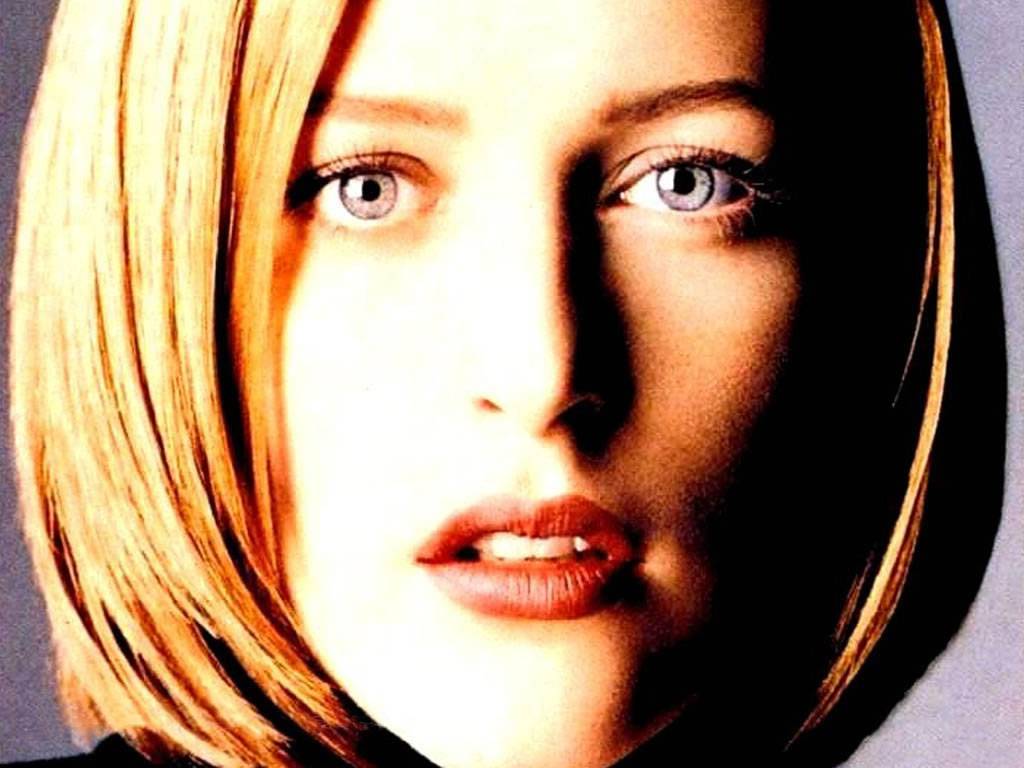 Gillian Anderson - Free pics, galleries & more at Babepedia