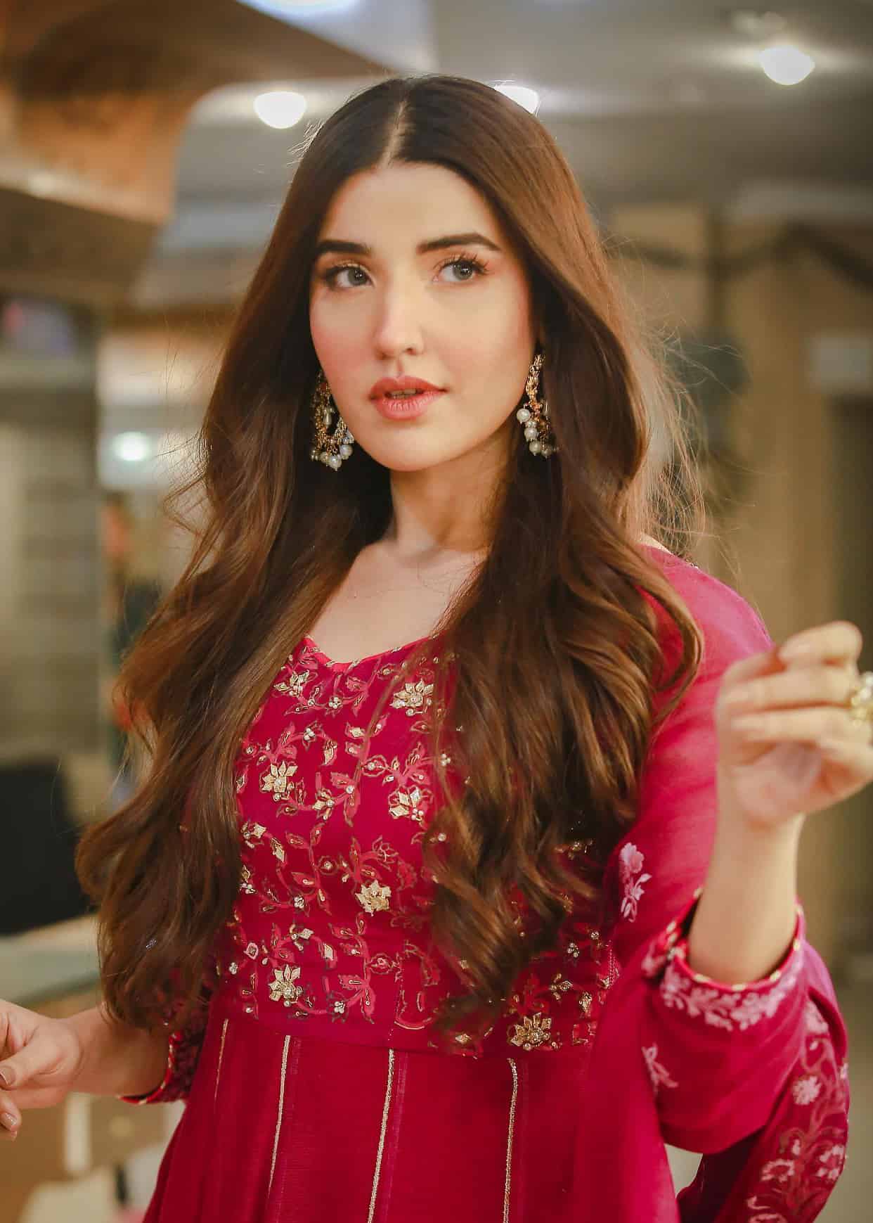 Hareem Farooq - Free pics, galleries & more at Babepedia