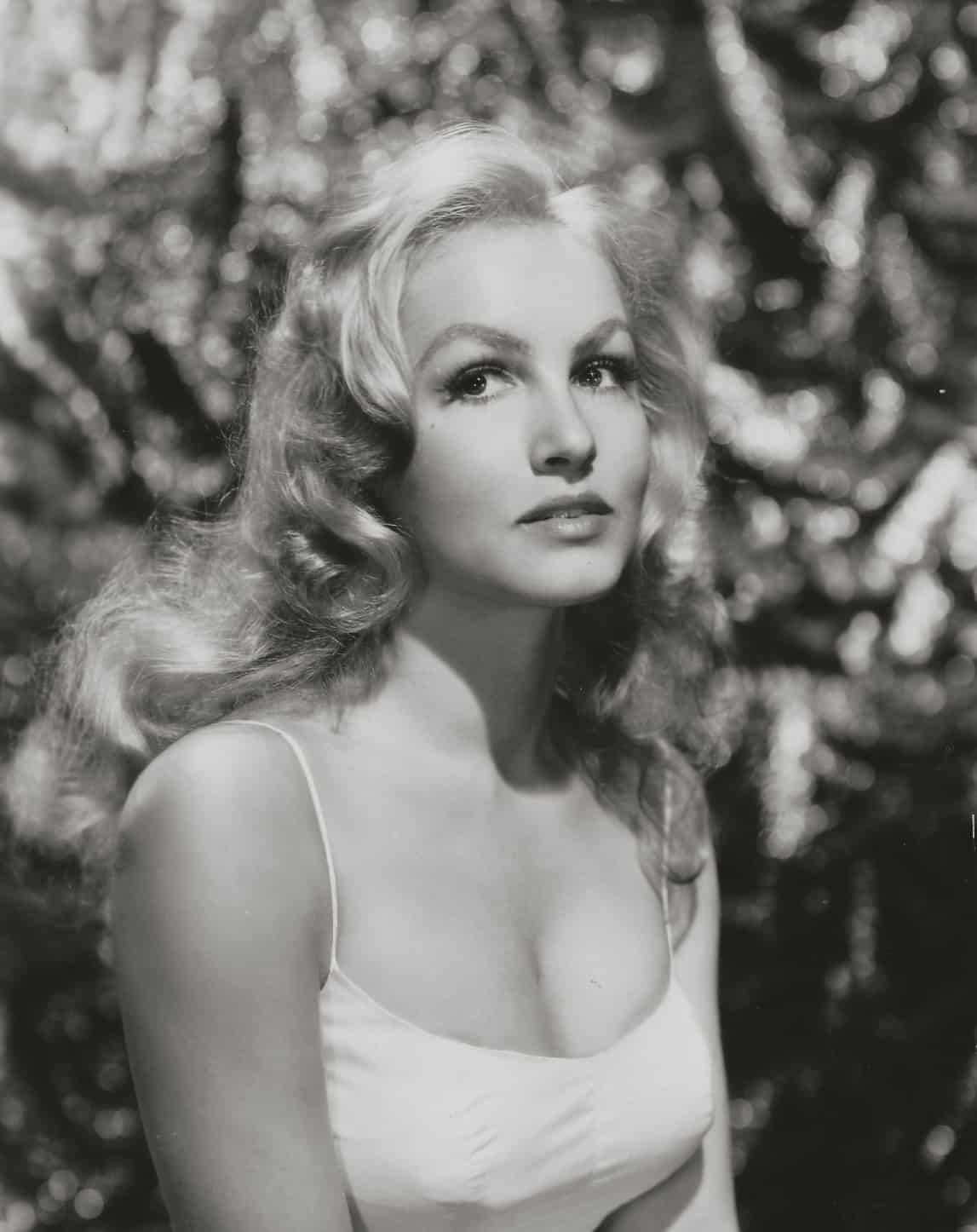 Julie Newmar - Free pics, galleries & more at Babepedia