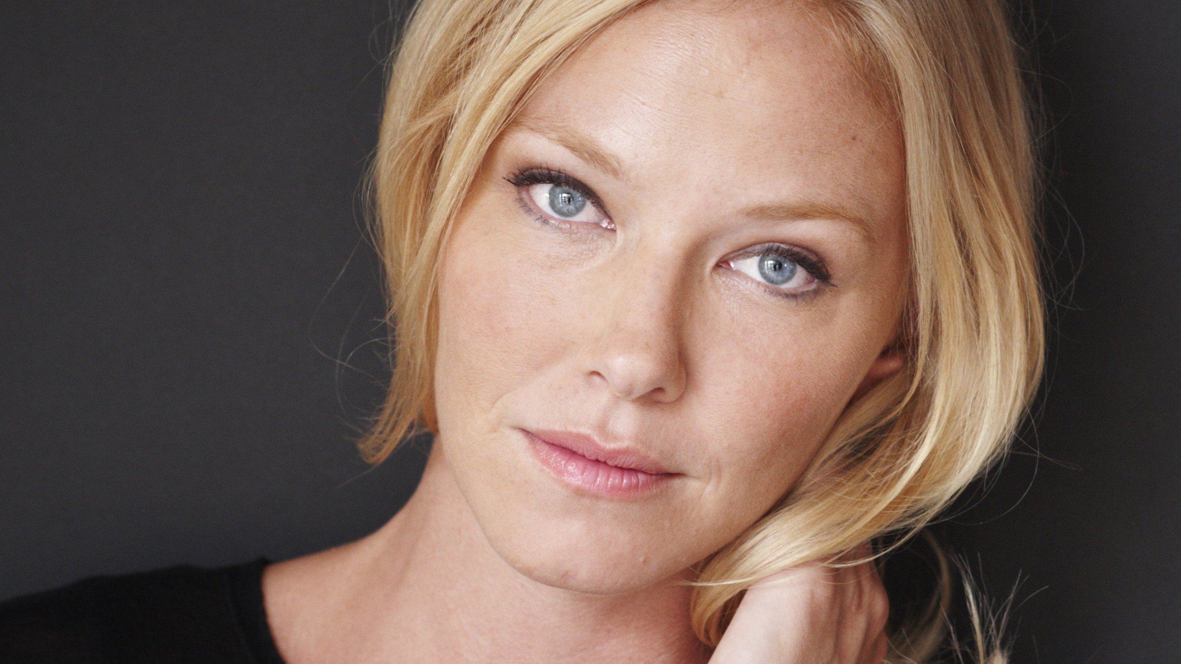 Kelli Giddish - Free pics, galleries & more at Babepedia