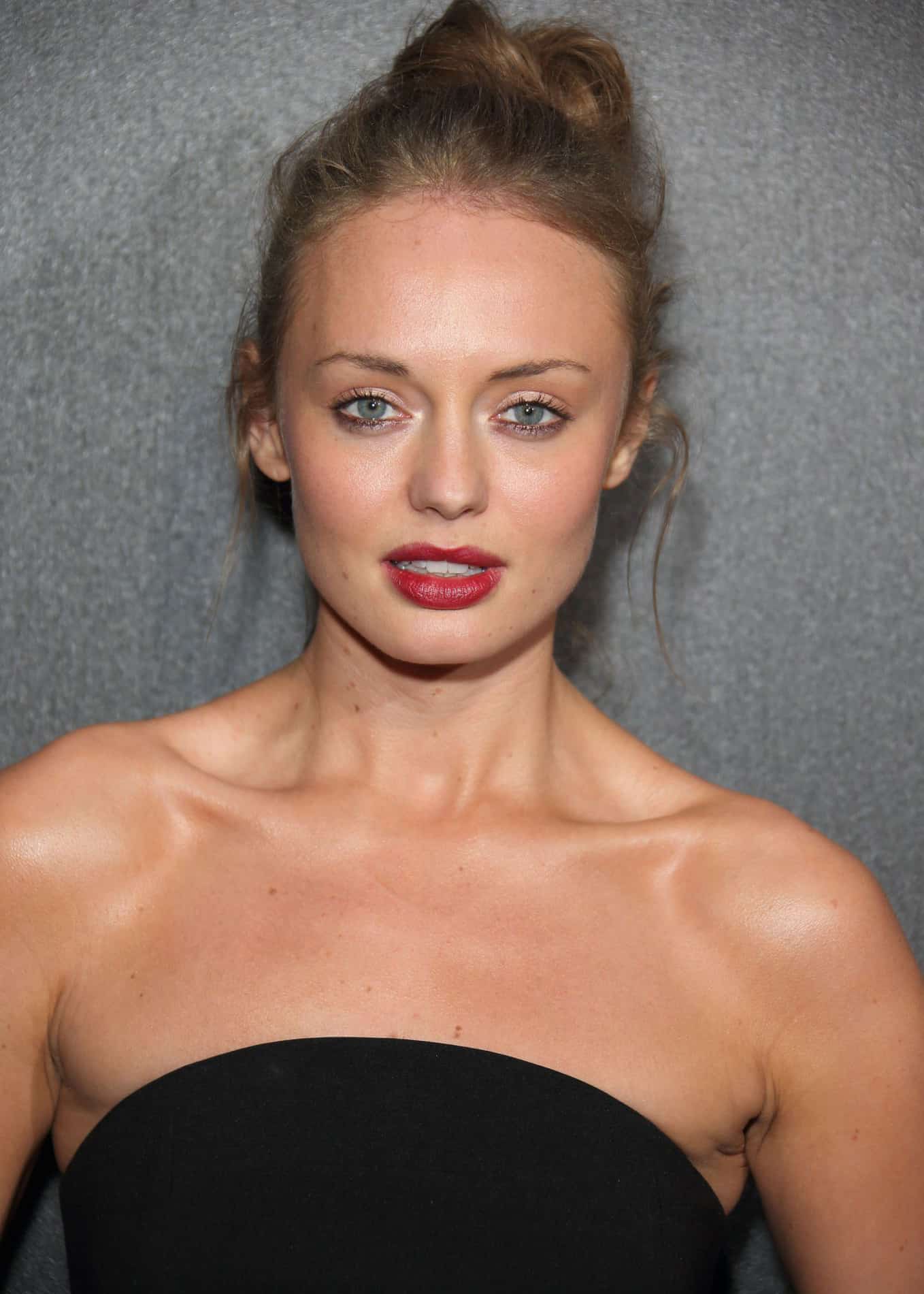 Laura Haddock - Free pics, galleries & more at Babepedia