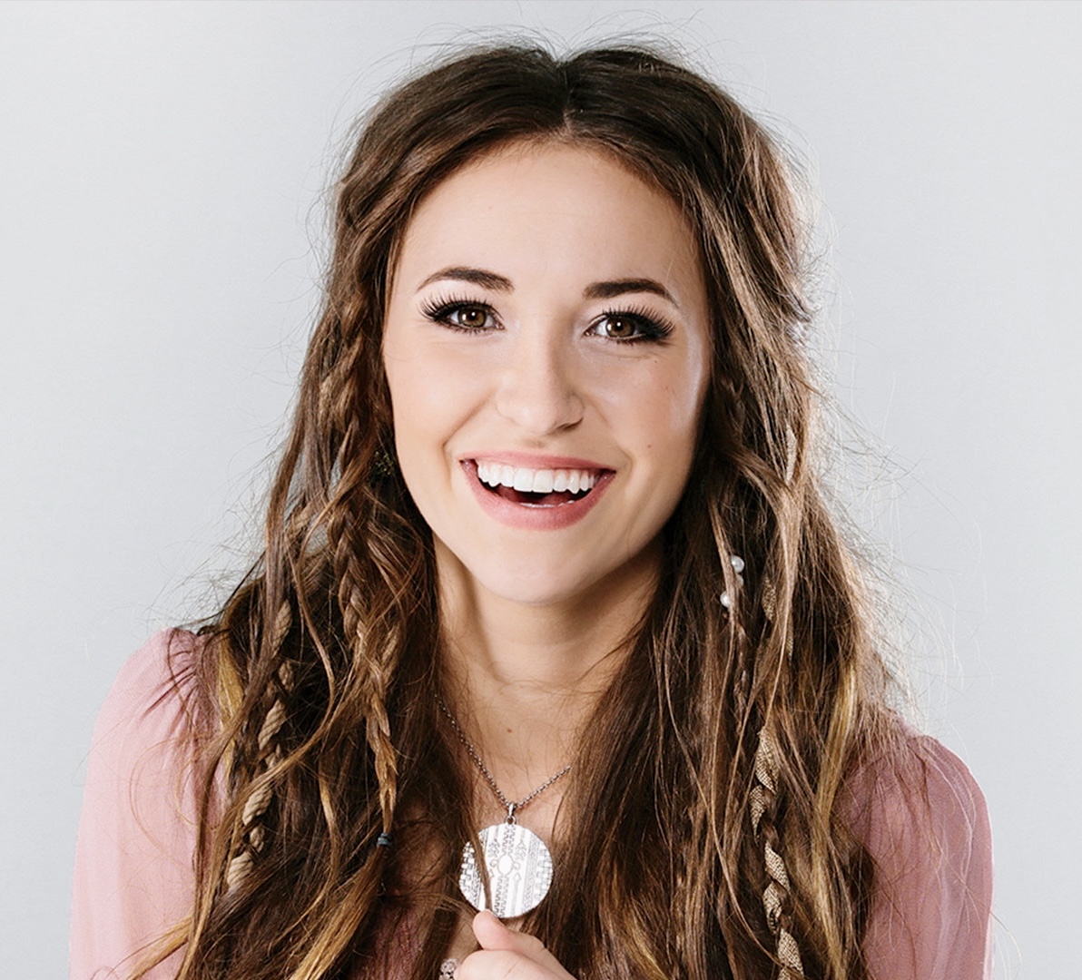 Lauren Daigle - Free pics, galleries & more at Babepedia