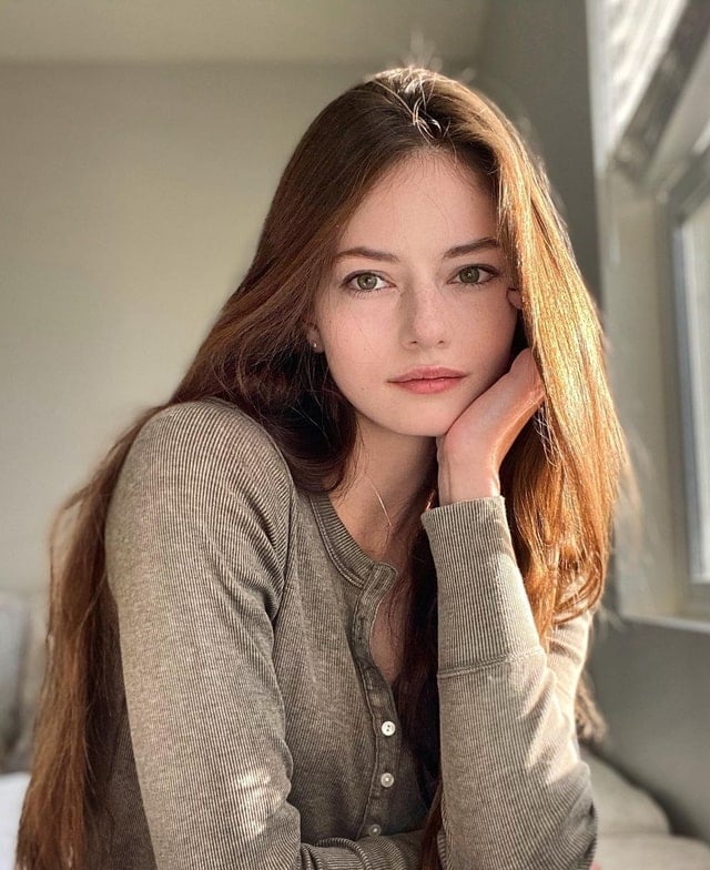 640px x 784px - Mackenzie Foy - Free pics, galleries & more at Babepedia
