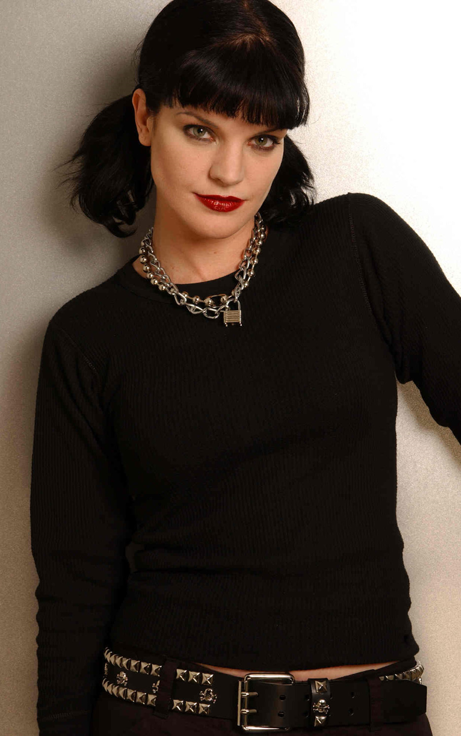 Pauley Perrette - Free pics, galleries & more at Babepedia