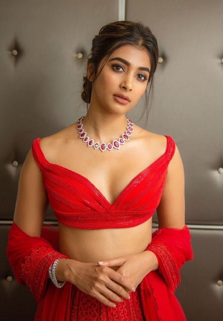 Pooja Hegde - Free pics, galleries & more at Babepedia