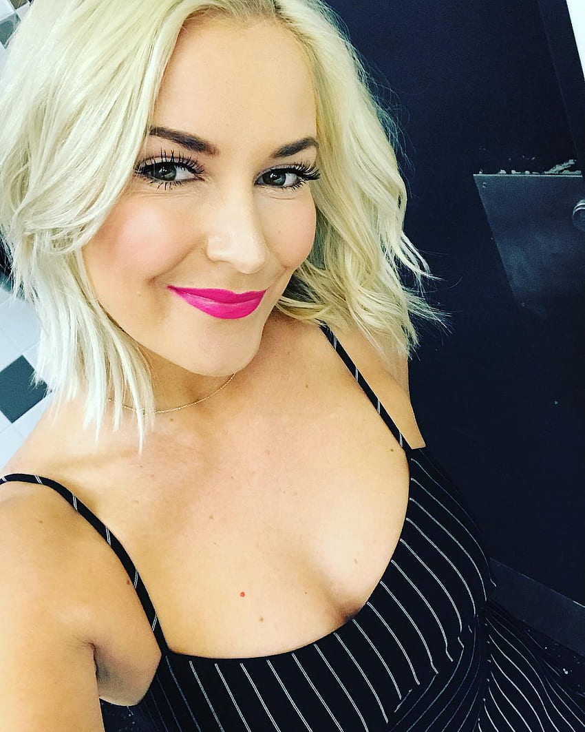 Renee Young - Free pics, galleries & more at Babepedia