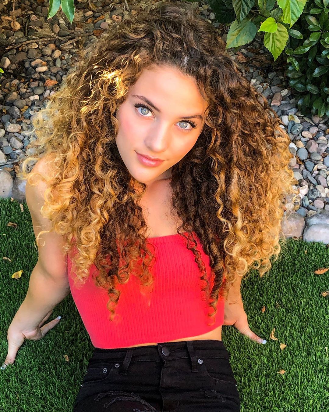 Sofie Dossi - Free pics, galleries & more at Babepedia