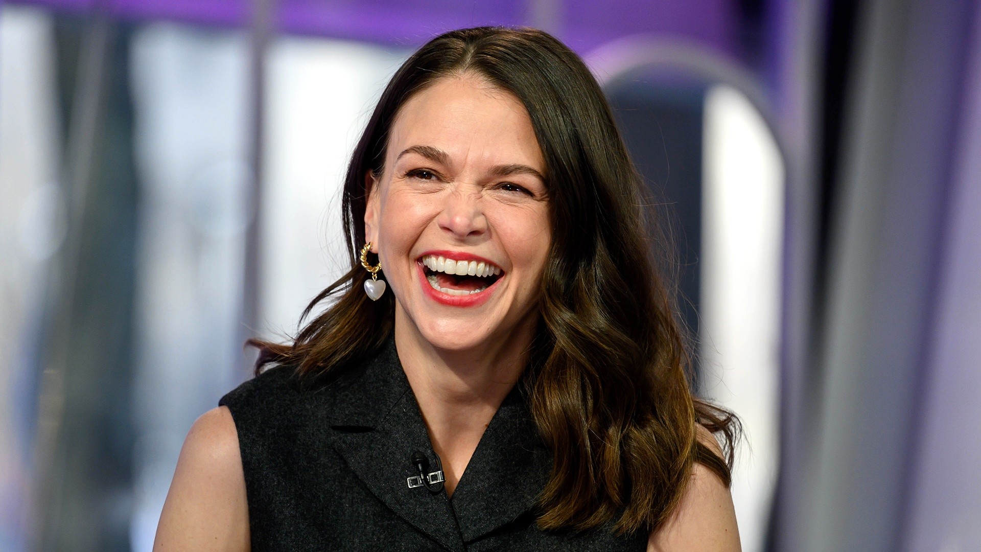 Sutton Foster - Free pics, galleries & more at Babepedia