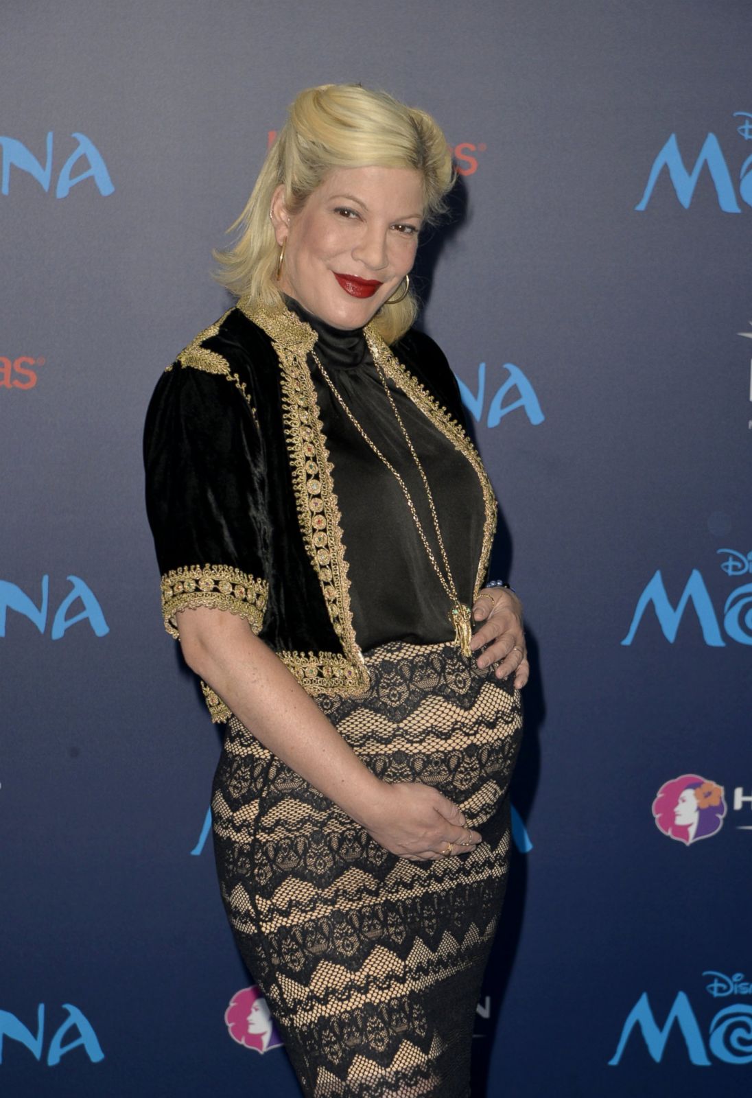 Tori Spelling - Free pics, galleries & more at Babepedia