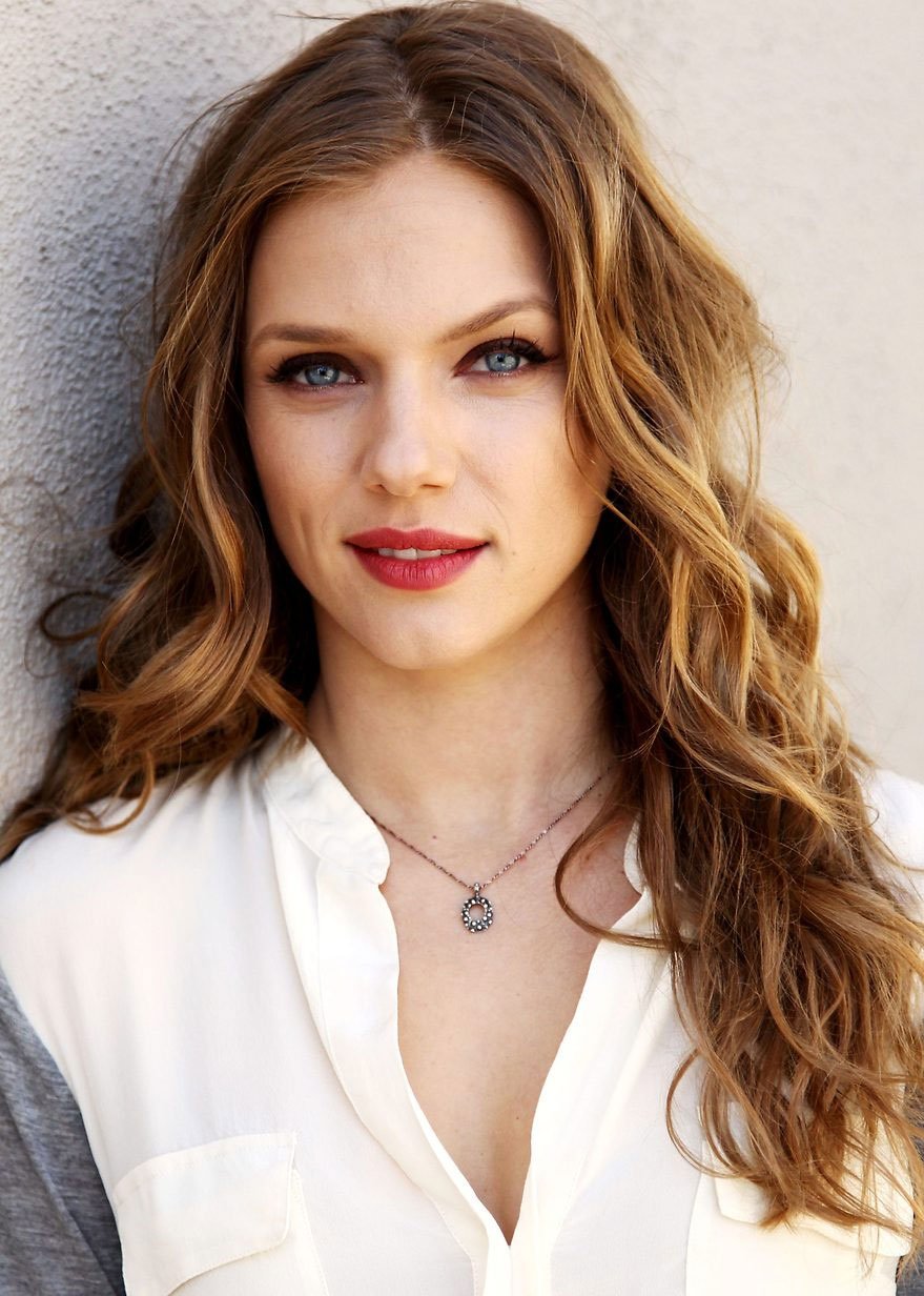 Tracy Spiridakos - Free pics, galleries & more at Babepedia